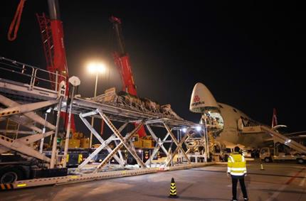 刷新鄭州機場保障紀(jì)錄 單件51噸超重貨經(jīng)“空中絲路”抵鄭